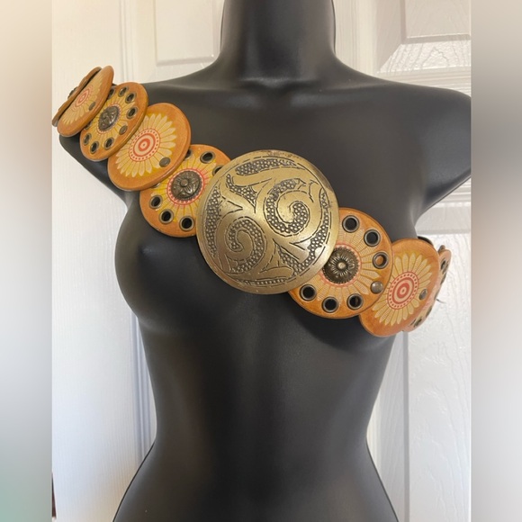 Brass buckle belt leather discs in one size. - Picture 1 of 9